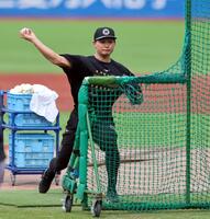 打撃練習の前、森下は投球練習（撮影・山口登）