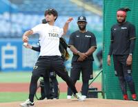 神宮のマウンドを確かめる伊藤将（左）＝撮影・吉澤敬太