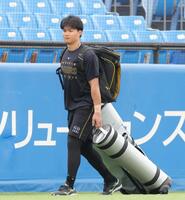 球場に入る森下（撮影・吉澤敬太）