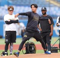 西勇（左）らと神宮のマウンドを確かめる高橋（撮影・吉澤敬太）
