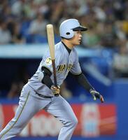 ５回、右前に先制打を放つ高橋（撮影・吉澤敬太）