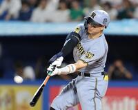 ６回、左越えに２ランを放つ佐藤輝（撮影・山口登）