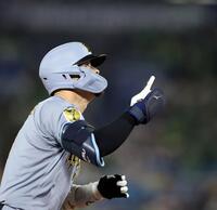 ６回、２ランを放ちベースを回る佐藤輝（撮影・山口登）