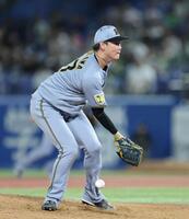 ８回、及川は増田の打球を左足に受ける（撮影・山口登）