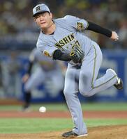 ８回、増田の打球が及川の足に当たる（撮影・吉澤敬太）