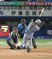 ９回、間一髪でよける森下（撮影・金田祐二）