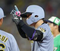 ６回、中前打を放ち、塁上でポーズを決める森下（撮影・吉澤敬太）