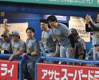 ５回、高橋の先制適時打に頭を下げる森下（撮影・金田祐二）