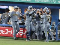 ６回、左中間に２ランを放ち森下とナインに迎えられる佐藤輝（撮影・金田祐二）