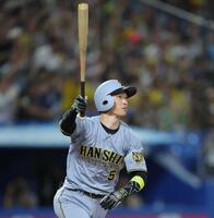 ７回、右越えに３ランを放つ近本（撮影・吉澤敬太）