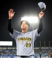 ファンの声援に応える高橋（撮影・山口登）