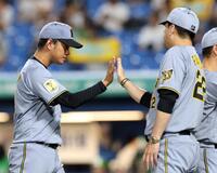 １３勝目を挙げた高橋（左）は藤川監督とタッチする（撮影・山口登）