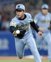 ２回、高橋は古賀の送りバントの打球を追う（撮影・山口登）