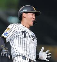 １０回、サヨナラ打を放ち笑顔を見せる立石（撮影・西田忠信）