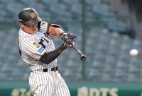 １回、中前打を放つ立石（撮影・西田忠信）