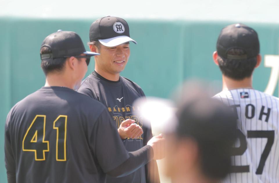 明るい表情で練習に臨む高橋（中央）＝撮影・西田忠信