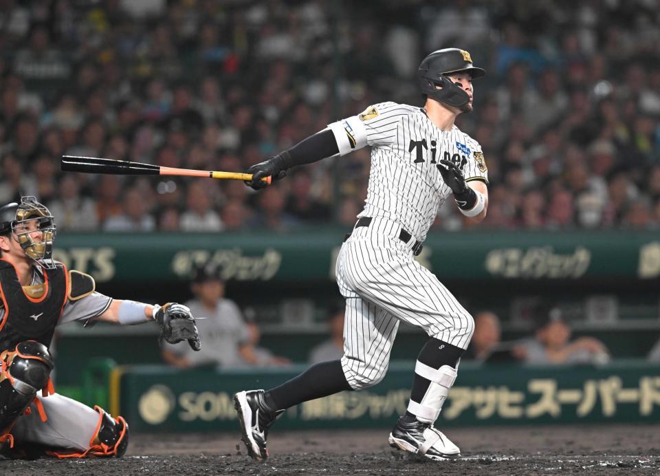 　２８日の巨人戦で適時打を放つ佐藤輝