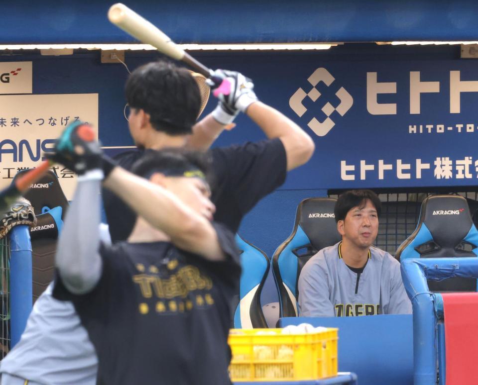 練習する佐藤輝（手前）、森下（奥）らを見つめる藤川監督（撮影・吉澤敬太）