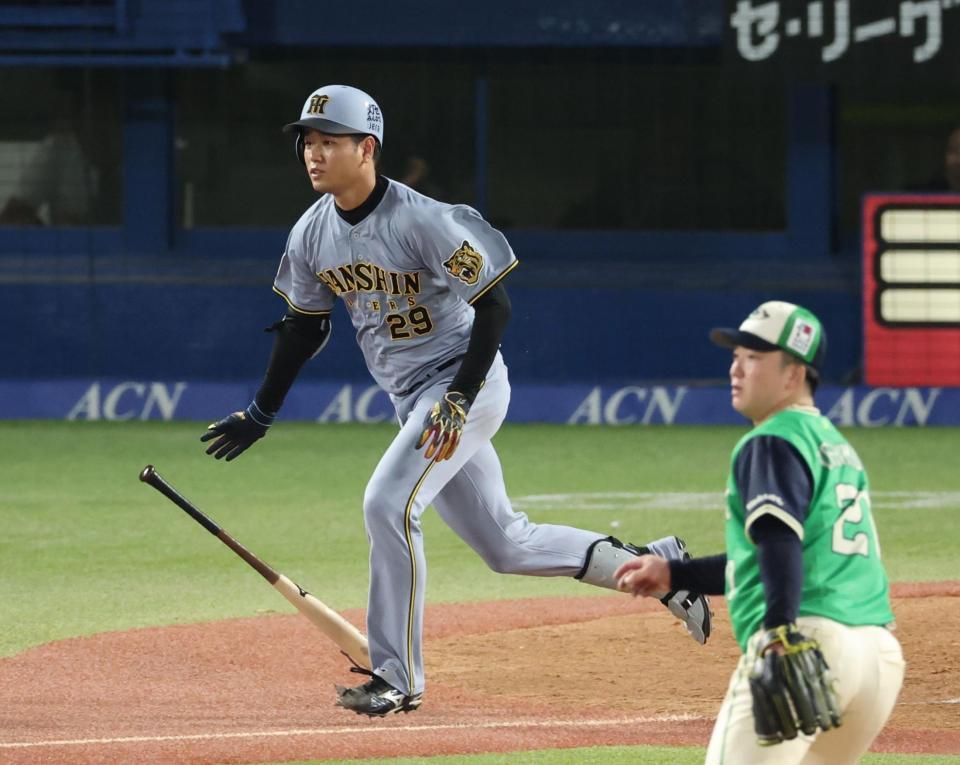 ５回、右前に先制適時打を放つ高橋（撮影・金田祐二）