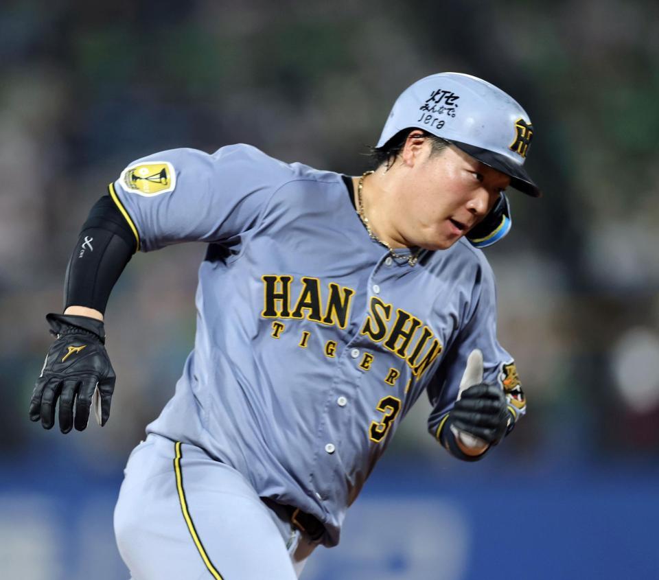 ５回、大山は高橋の右前で生還する（撮影・山口登）
