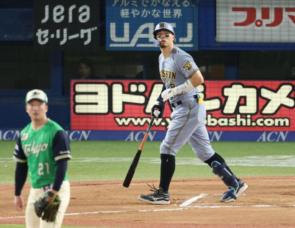 ６回、左中間に２ランを放つ佐藤輝（撮影・金田祐二）