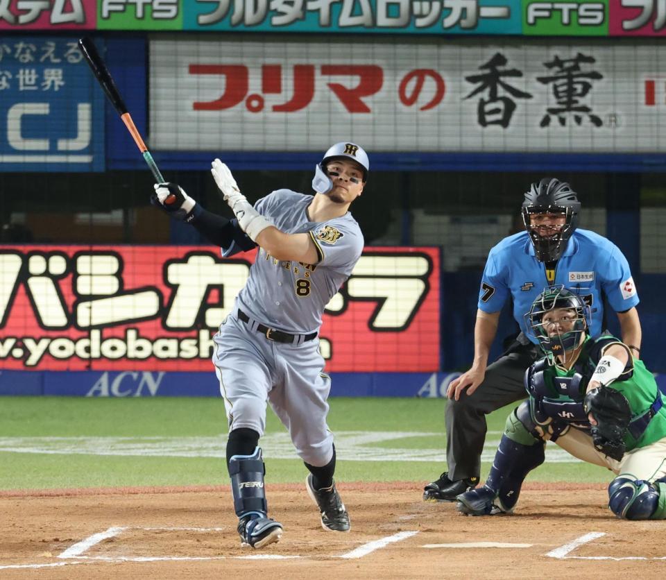６回、左中間に２ランを放つ佐藤輝（撮影・金田祐二）