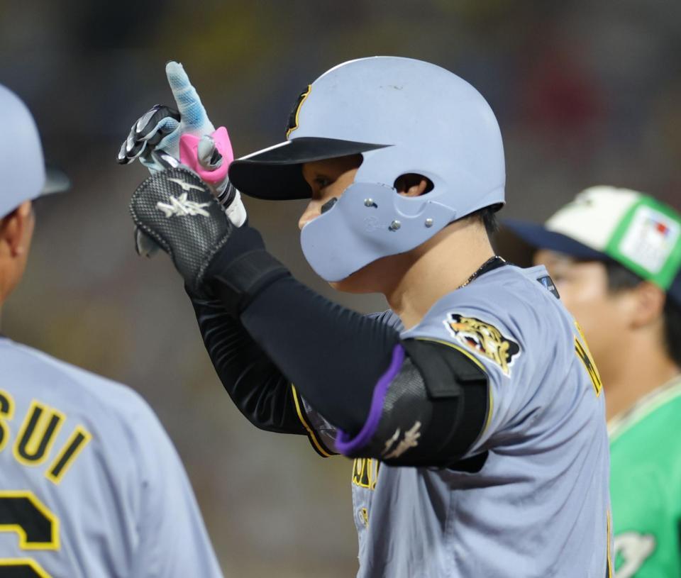 ６回、中前打を放ち、塁上でポーズを決める森下（撮影・吉澤敬太）
