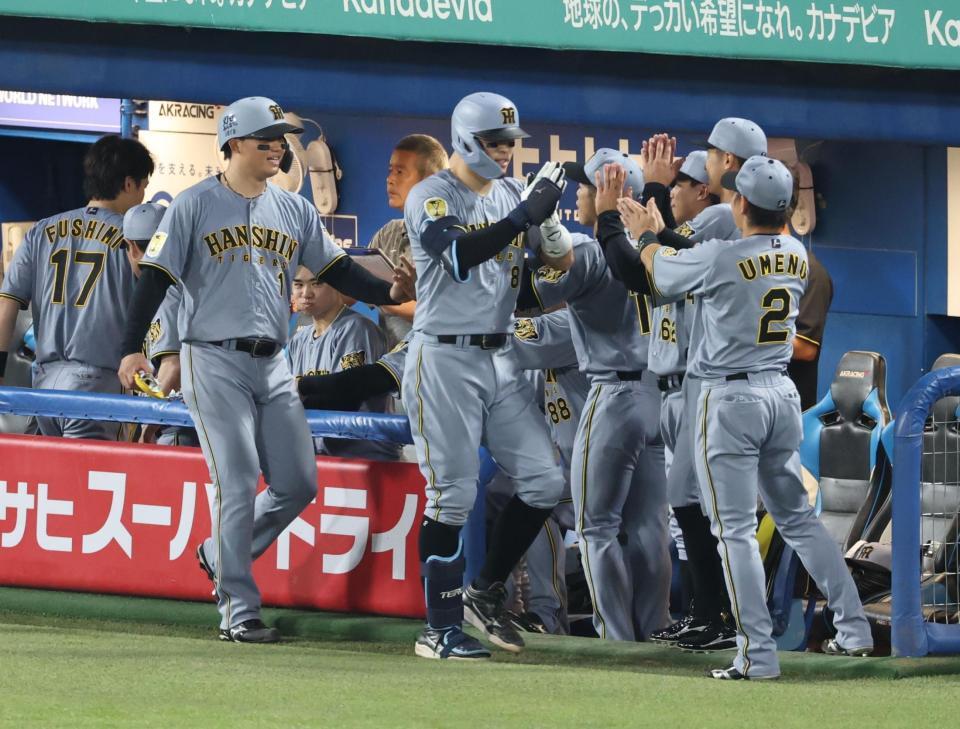 ６回、左中間に２ランを放ち森下とナインに迎えられる佐藤輝（撮影・金田祐二）