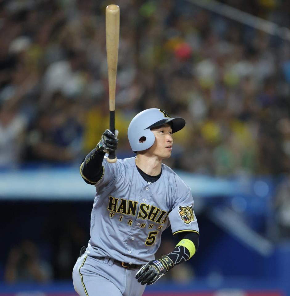 ７回、右越えに３ランを放つ近本（撮影・吉澤敬太）