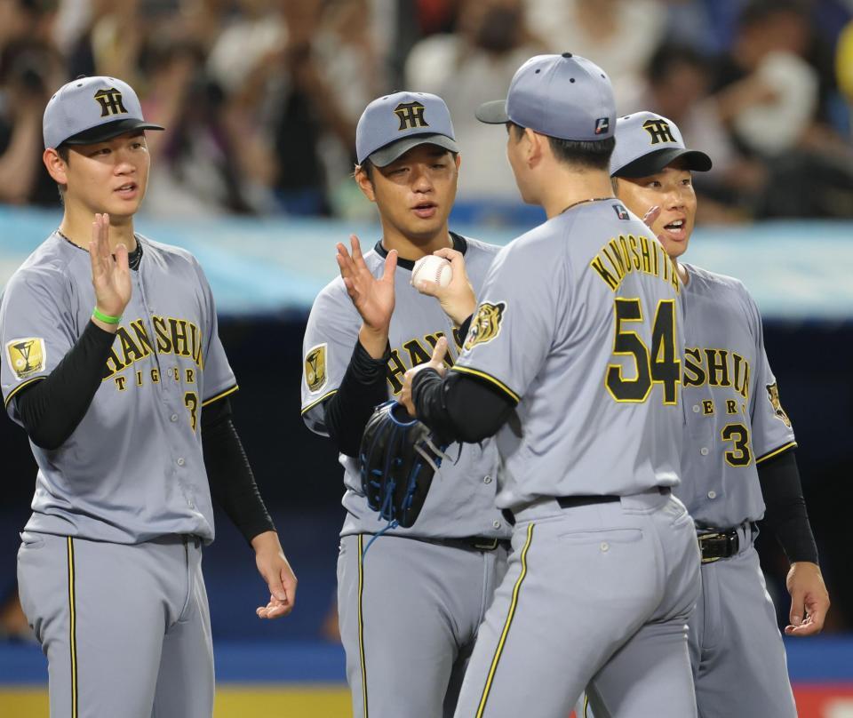 木下（手前）からウイニングボールを受け取る高橋（撮影・吉澤敬太）