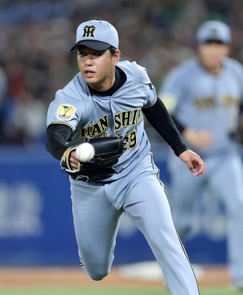 ２回、高橋は古賀の送りバントの打球を追う（撮影・山口登）