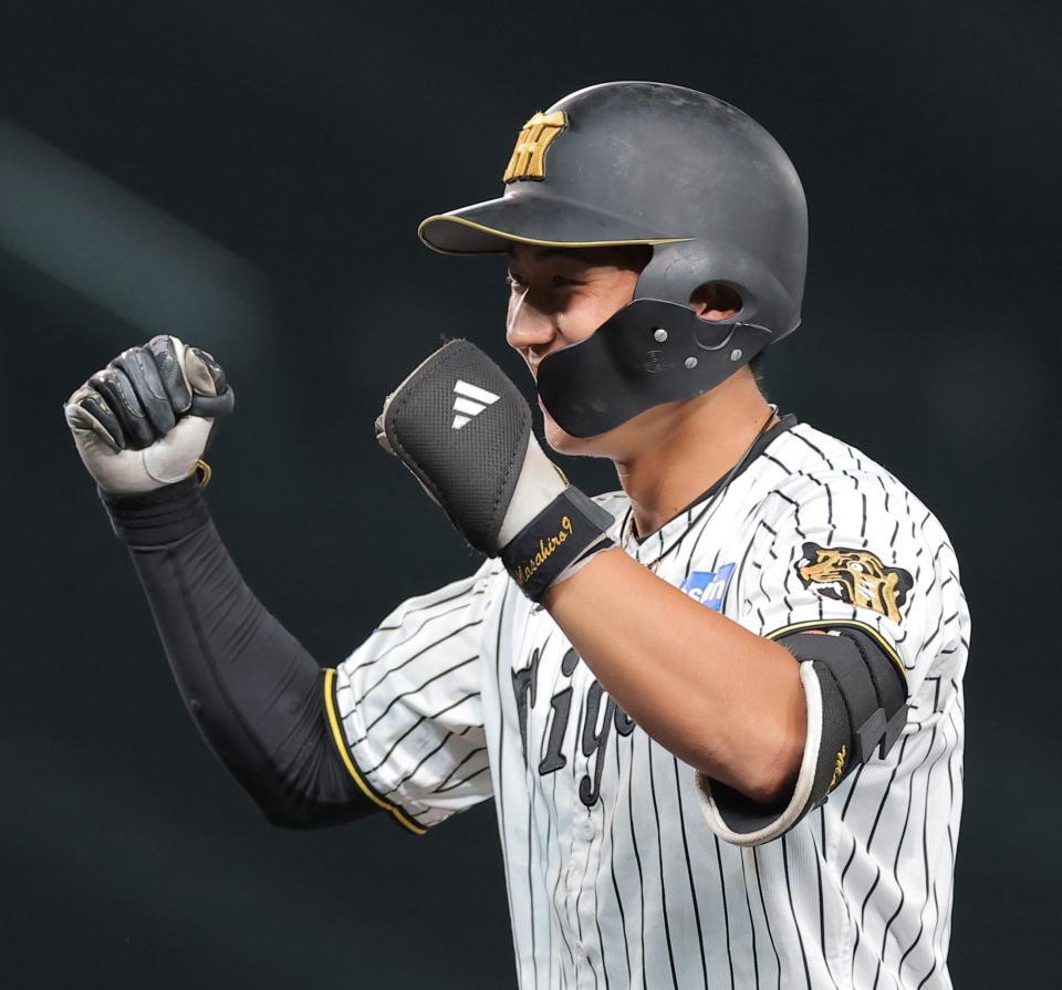 １０回、サヨナラ打を放ちガッツポーズする立石（撮影・西田忠信）