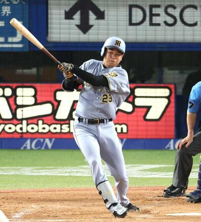 　５回、先制打を放つ高橋（撮影・金田祐二）