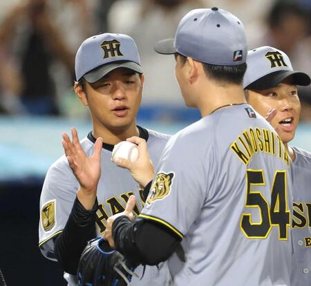　木下（手前）からウイニングボールを受け取る高橋
