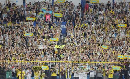 　５回、高橋の先制打に歓喜する阪神ファン