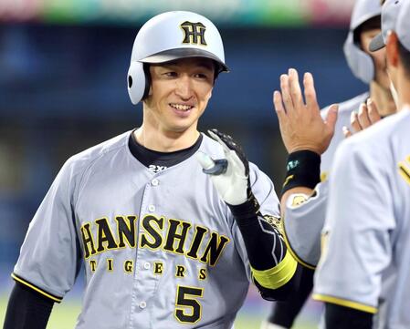 　７回、近本は３ランを放ち、ナインの出迎えに笑顔を見せる（撮影・山口登）