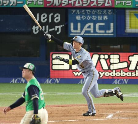 ７回、右越え緒３ランを放つ近本（撮影・金田祐二）