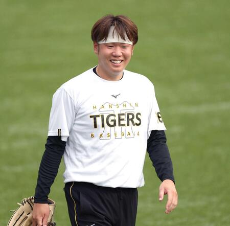 　笑顔を見せる西勇（撮影・金田祐二）