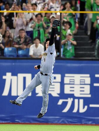 ２回、森下は西村の打球にグラブを出すも打球が弾み捕球できず、走者一掃にの適時二塁打となる（撮影・山口登）