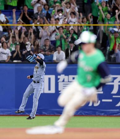 ２回、森下は西村の打球にグラブを出すも打球が弾み捕球できず、走者一掃にの適時二塁打となる（撮影・山口登）
