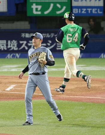 ２回、西村に走者一掃緒適時二塁打を浴びる西勇（撮影・金田祐二）