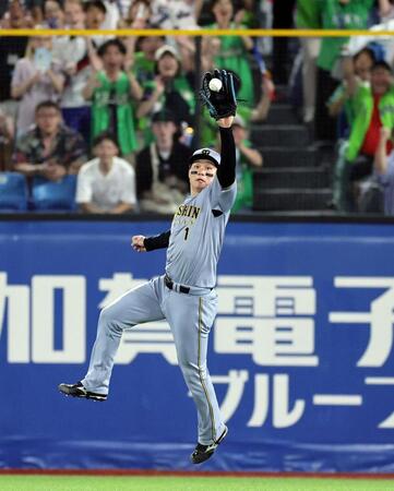 ２回、森下は西村の打球にグラブを出すも打球が弾み捕球できず、走者一掃にの適時二塁打となる（撮影・山口登）