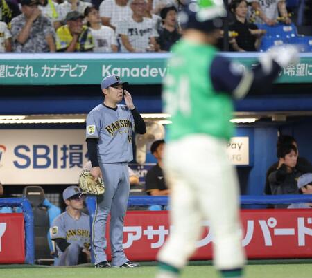 ２回、西村に走者一掃の二塁打を浴び、肩を落とす西勇（撮影・西岡正）
