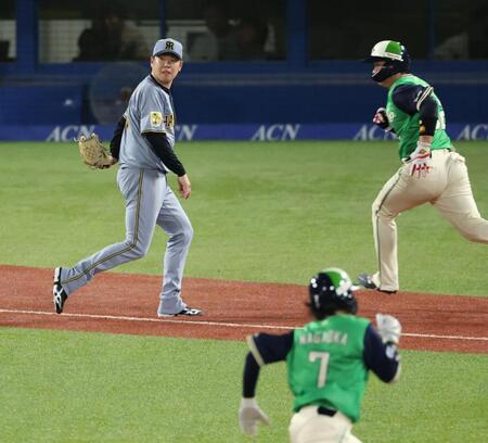 ２回、西村に走者一掃緒適時二塁打を浴びる西勇（撮影・金田祐二）