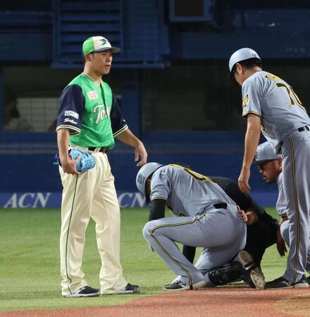 ３回、元山に死球を与え謝罪する山野（撮影・金田祐二）
