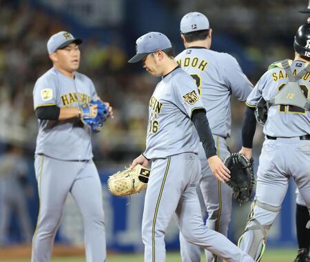 ４回途中、降板する阪神・西勇輝（中央）＝神宮球場（撮影・西岡正）