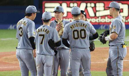 ４回、降板する阪神・西勇輝＝神宮（撮影・金田祐二）