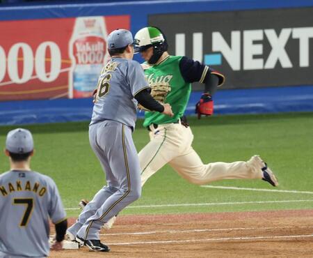 ３回、内山の一ゴロで西勇がベスカバーに入るもセーフの判定にリクエスト。アウトに（撮影・金田祐二）