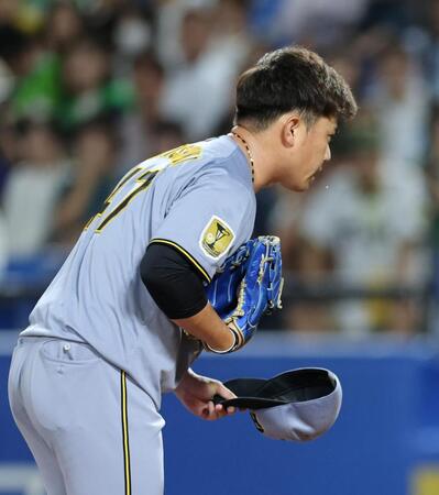 ４回、宮本に死球を与え帽子を取って謝る桐敷（撮影・山口登）