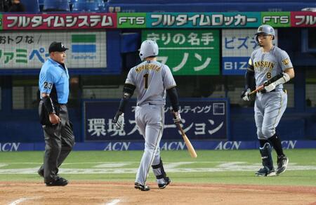 ６回、見逃し三振に倒れ、判定に不服そうな森下（撮影・金田祐二）